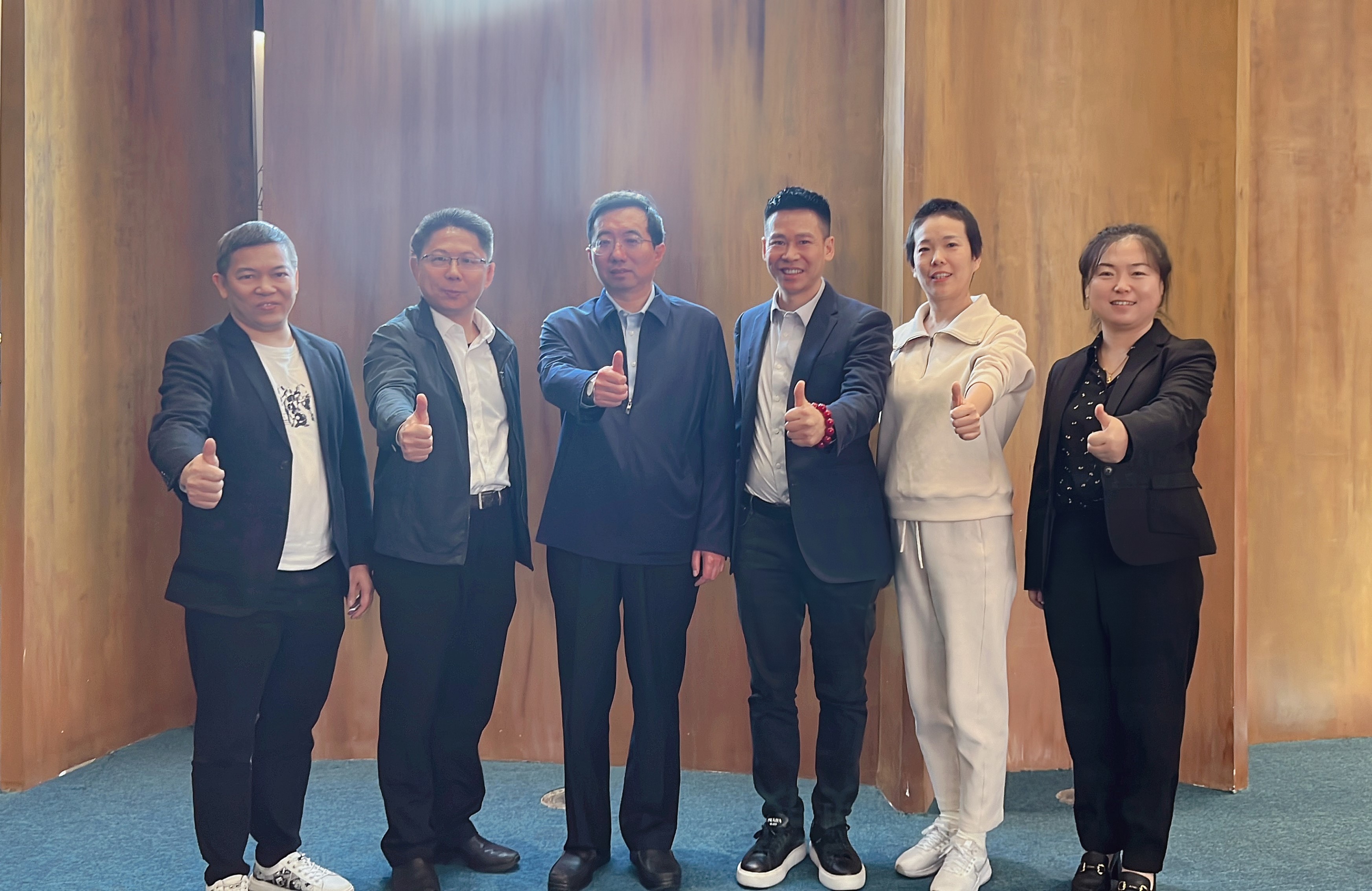 促交流 謀發(fā)展 | 全聯(lián)房地產(chǎn)商會、佛山市工商聯(lián)領(lǐng)導(dǎo)一行走進(jìn)富奧斯門窗